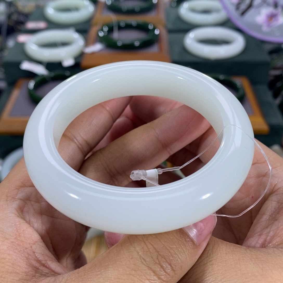 和田玉手镯未镶嵌