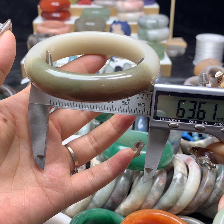 未镶嵌手镯石英质玉