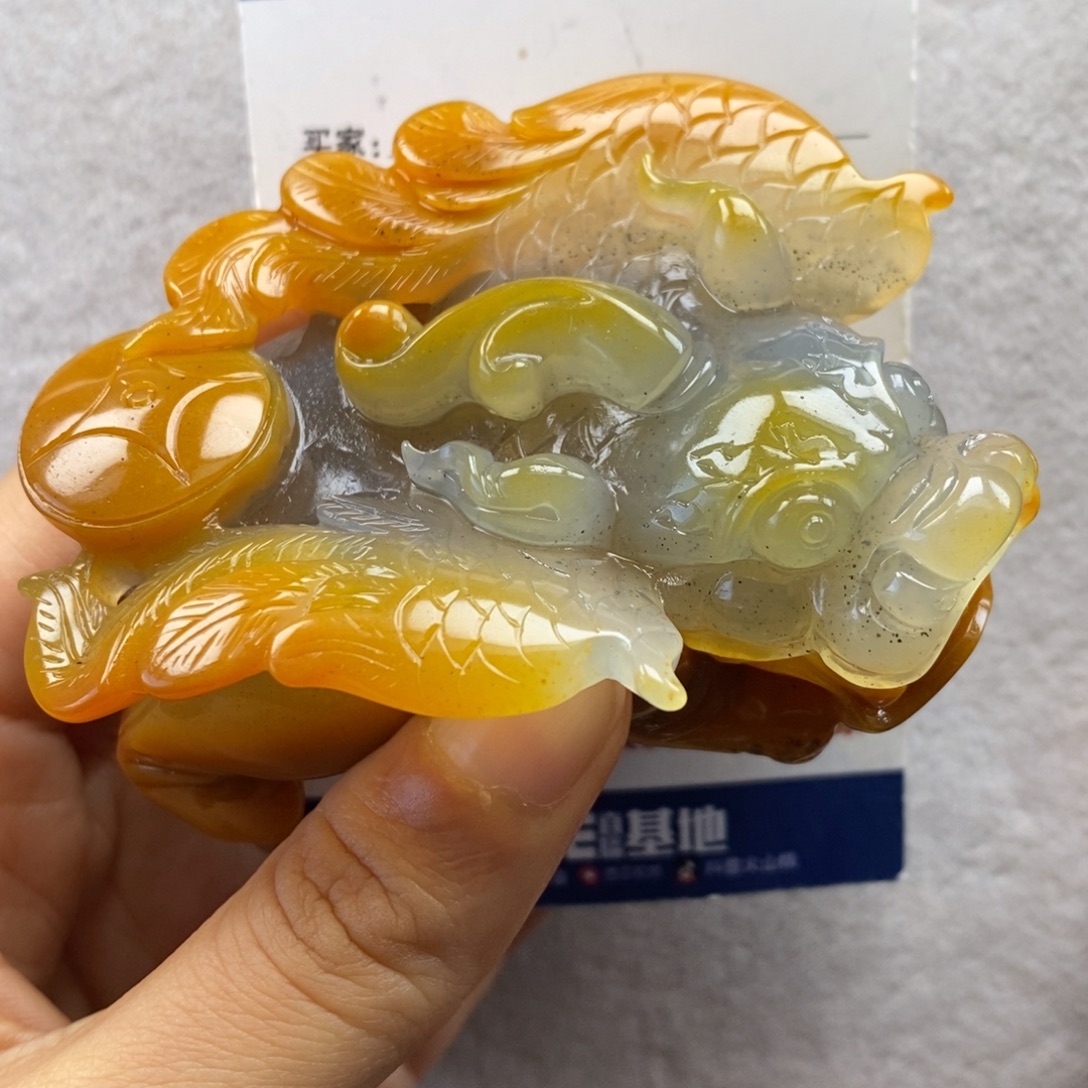 大***在石英质玉（黄龙玉）未镶嵌颈饰