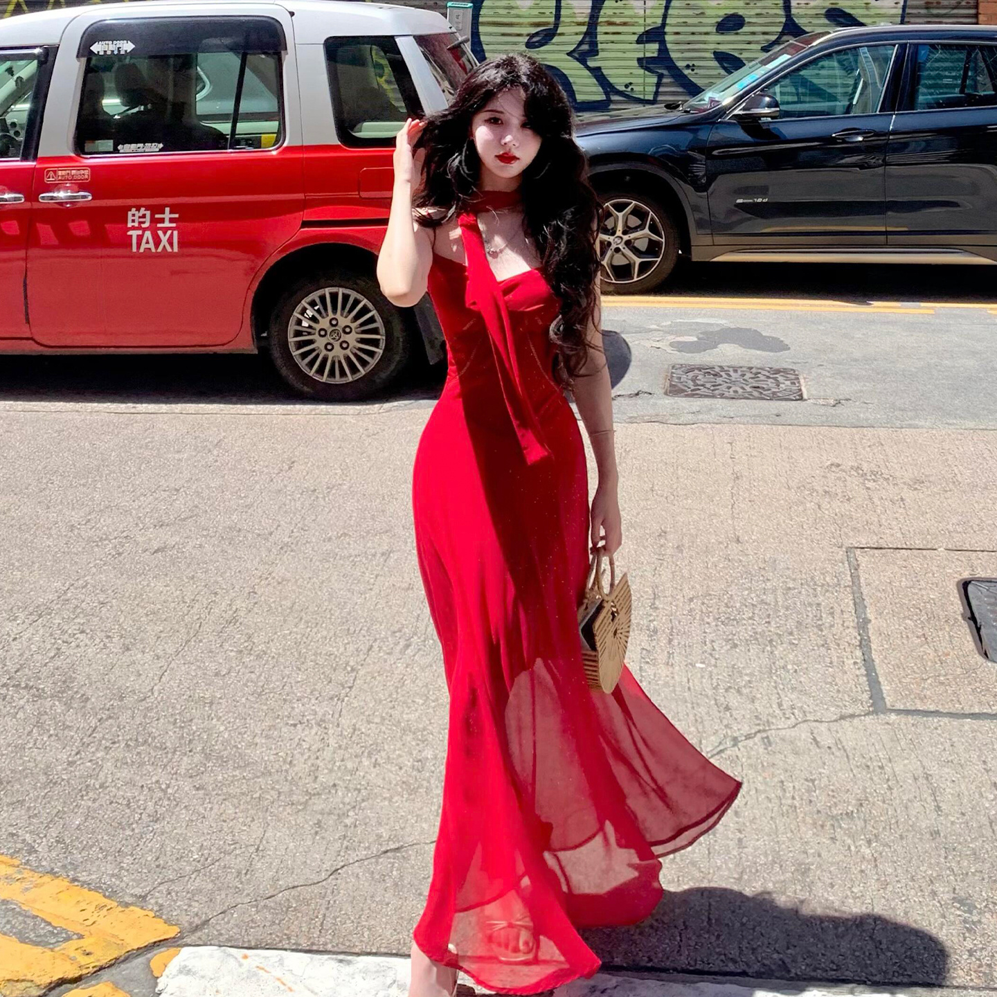 法式复古红色飘带挂脖吊带连衣裙子女2025新款夏季度假风长裙5113