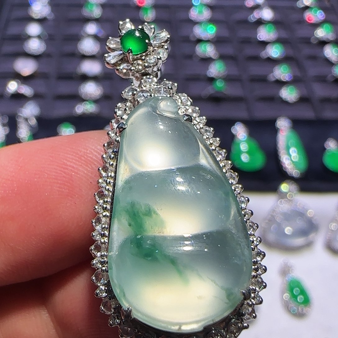 翡翠18K金镶嵌颈饰