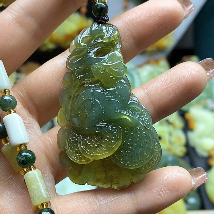 蛇纹石玉挂件未镶嵌