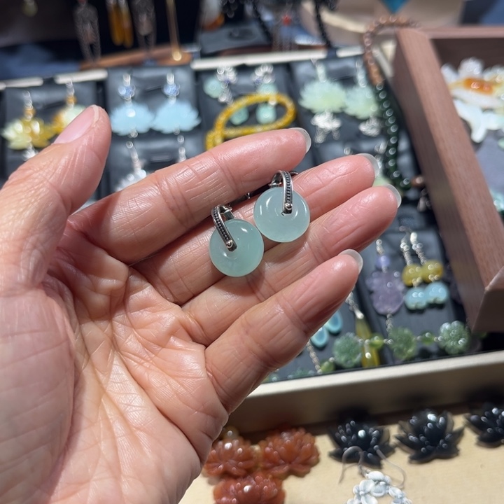 哈***_蛇纹石玉未镶嵌耳饰