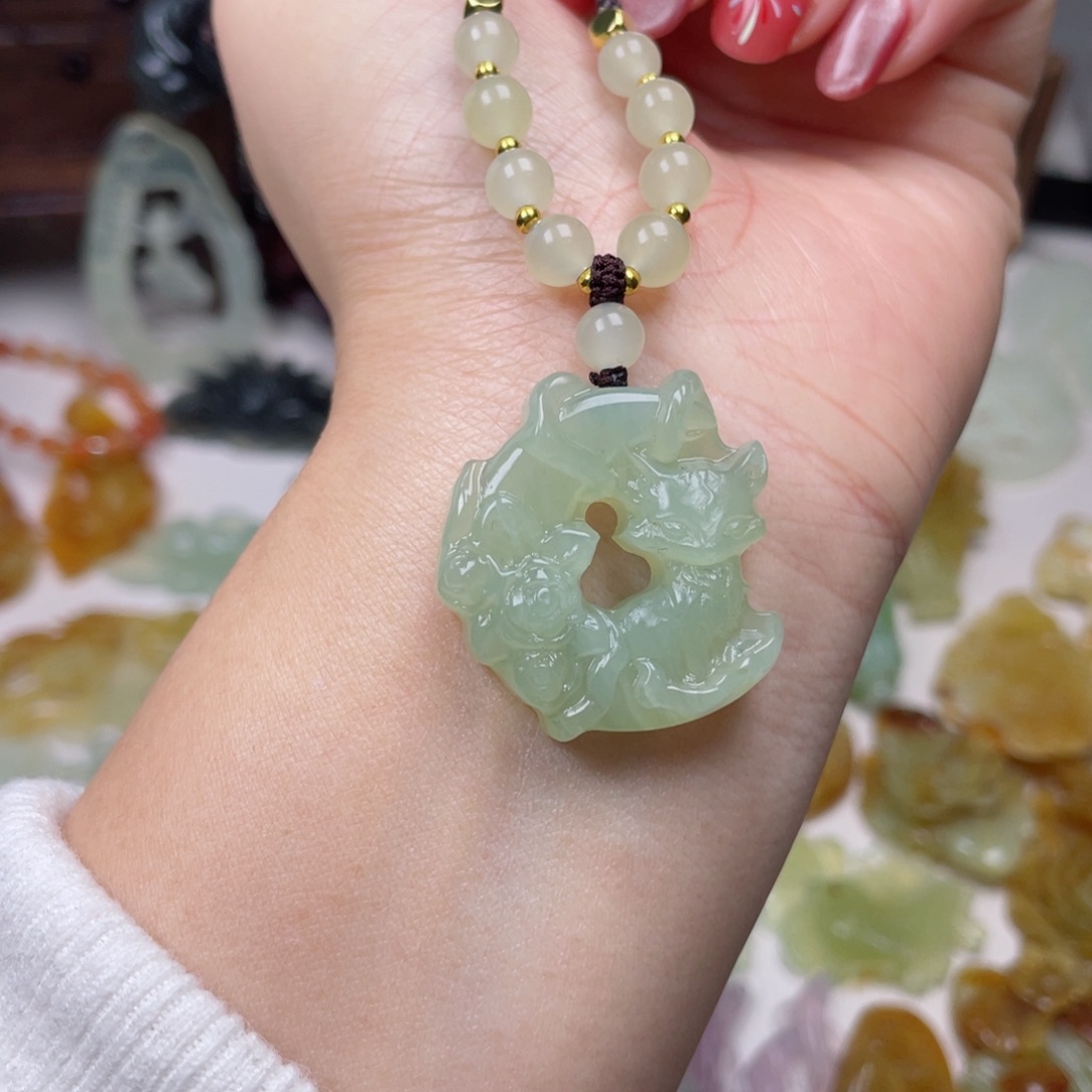 蛇纹石玉颈饰未镶嵌