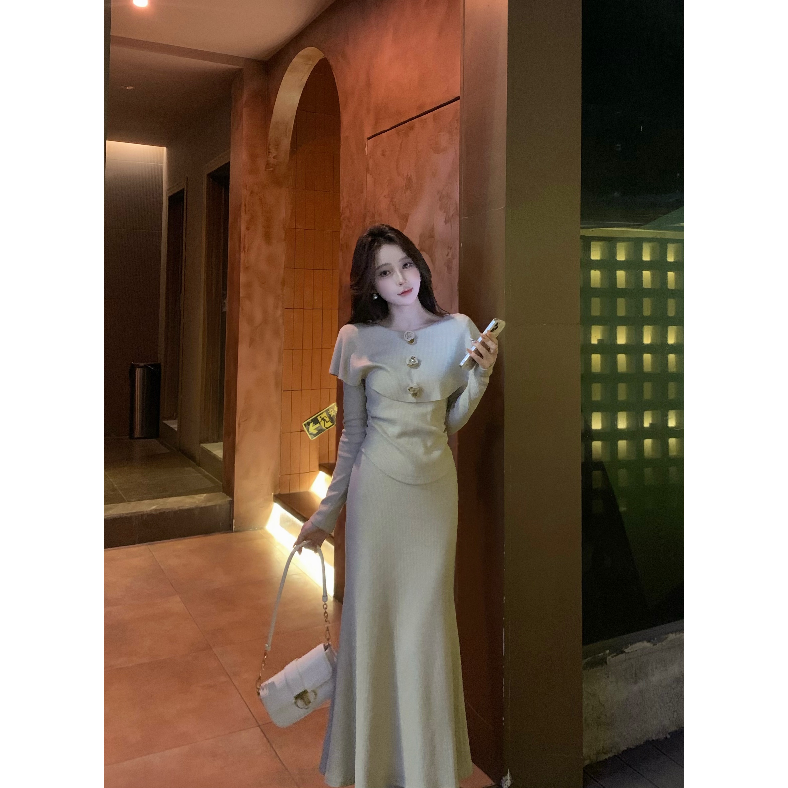 法式温柔公主高级感斗篷长袖手工钻花配饰时尚简约气质显瘦套装