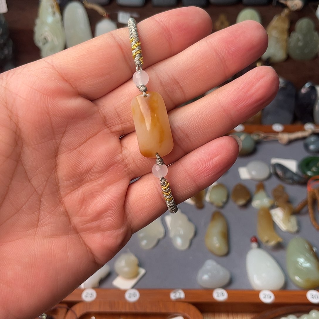 颈饰未镶嵌和田玉（糖玉）