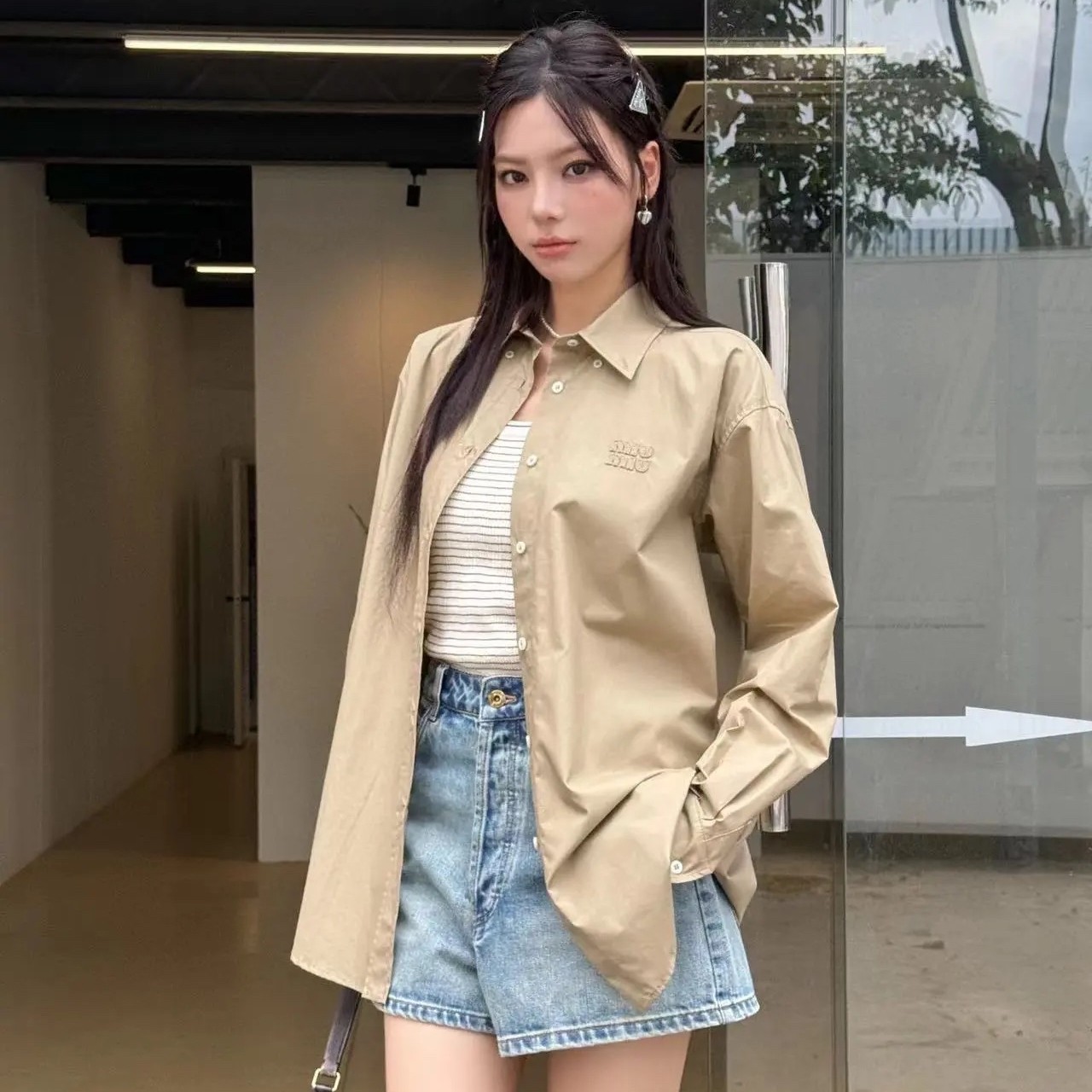 未使用 MIU MIU/缪缪 110004 24款纯色Logo刺绣单排扣衬衫 38码 