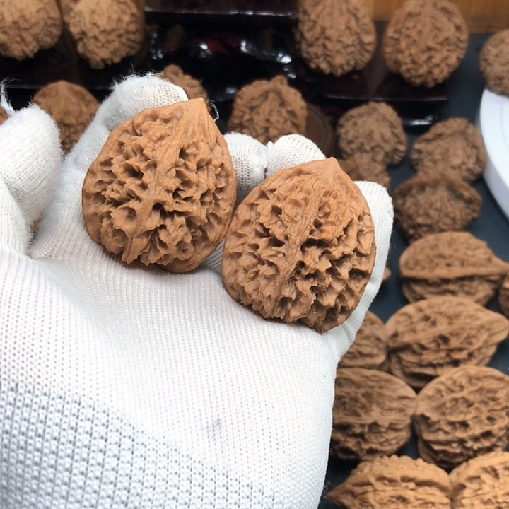 桃核把件秦岭野生珊瑚塔鸡心精品文玩核桃