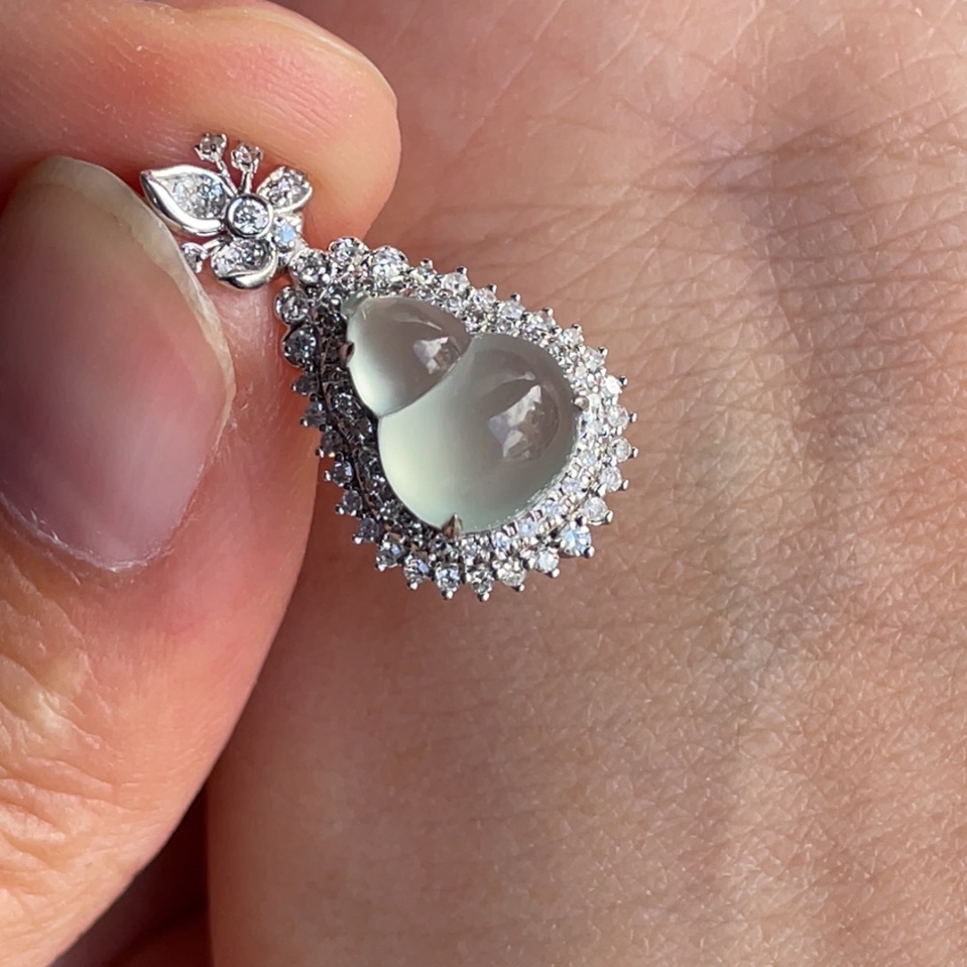 翡翠18K金镶嵌颈饰葫芦