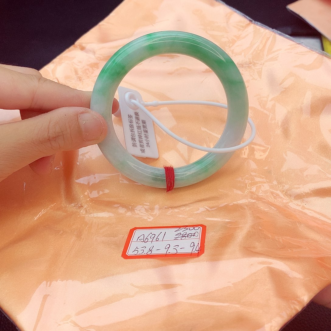 翡翠手镯未镶嵌翡翠