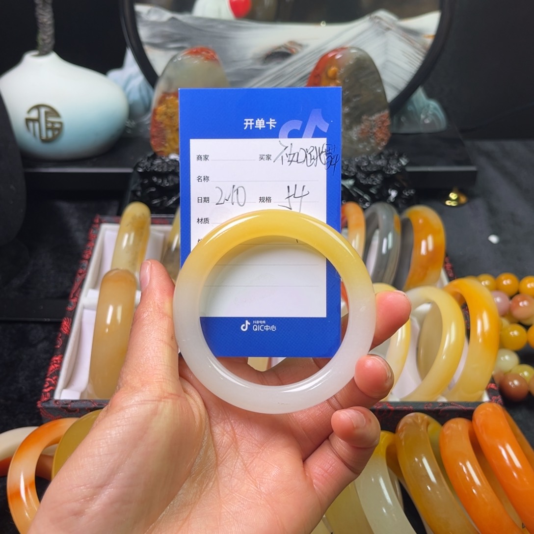 石英质玉（黄龙玉）手镯未镶嵌不****