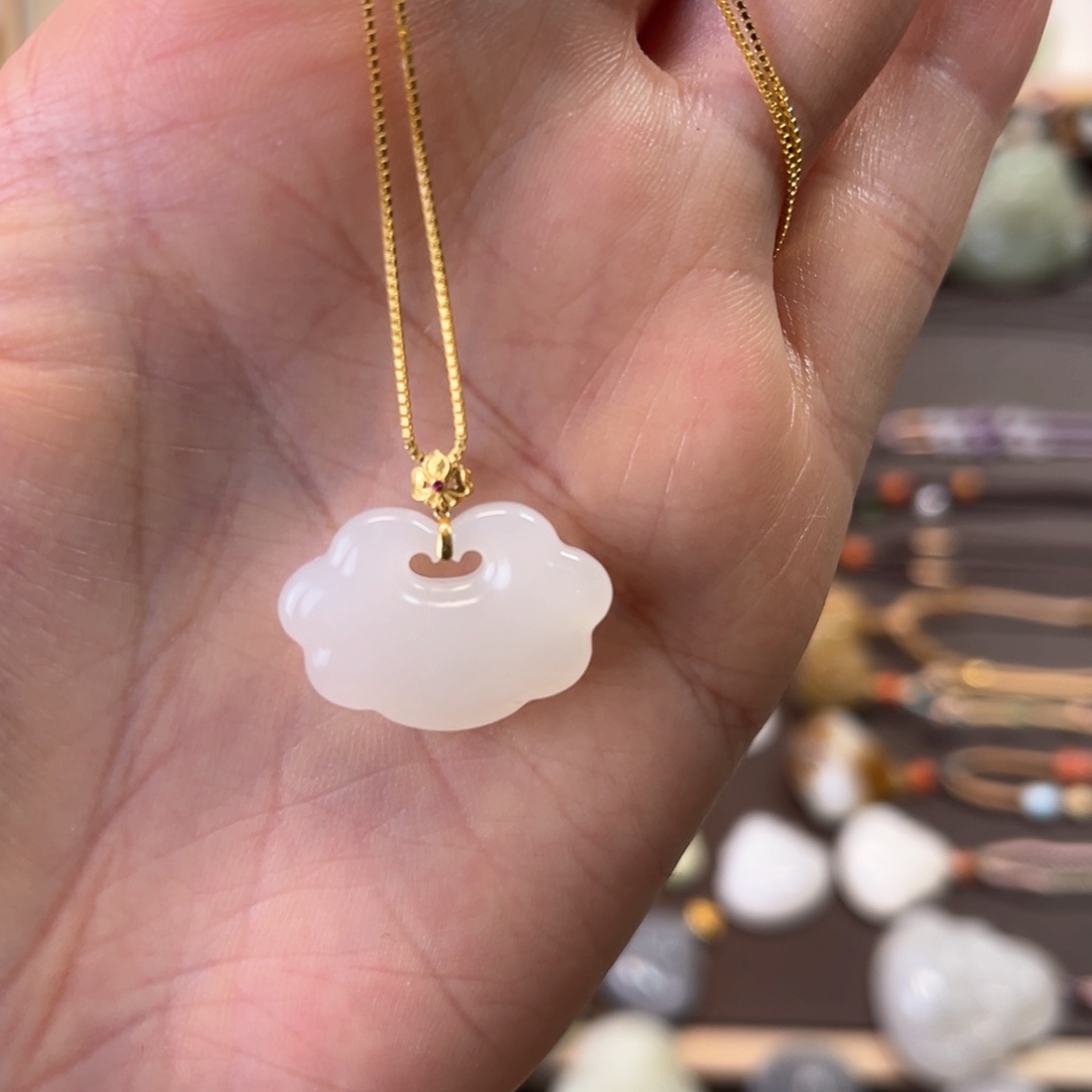 和田玉颈饰18K金镶嵌如意锁