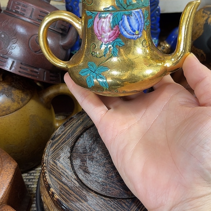 小***斯茶壶紫泥原矿。泥料手工制作的一把紫砂壶。