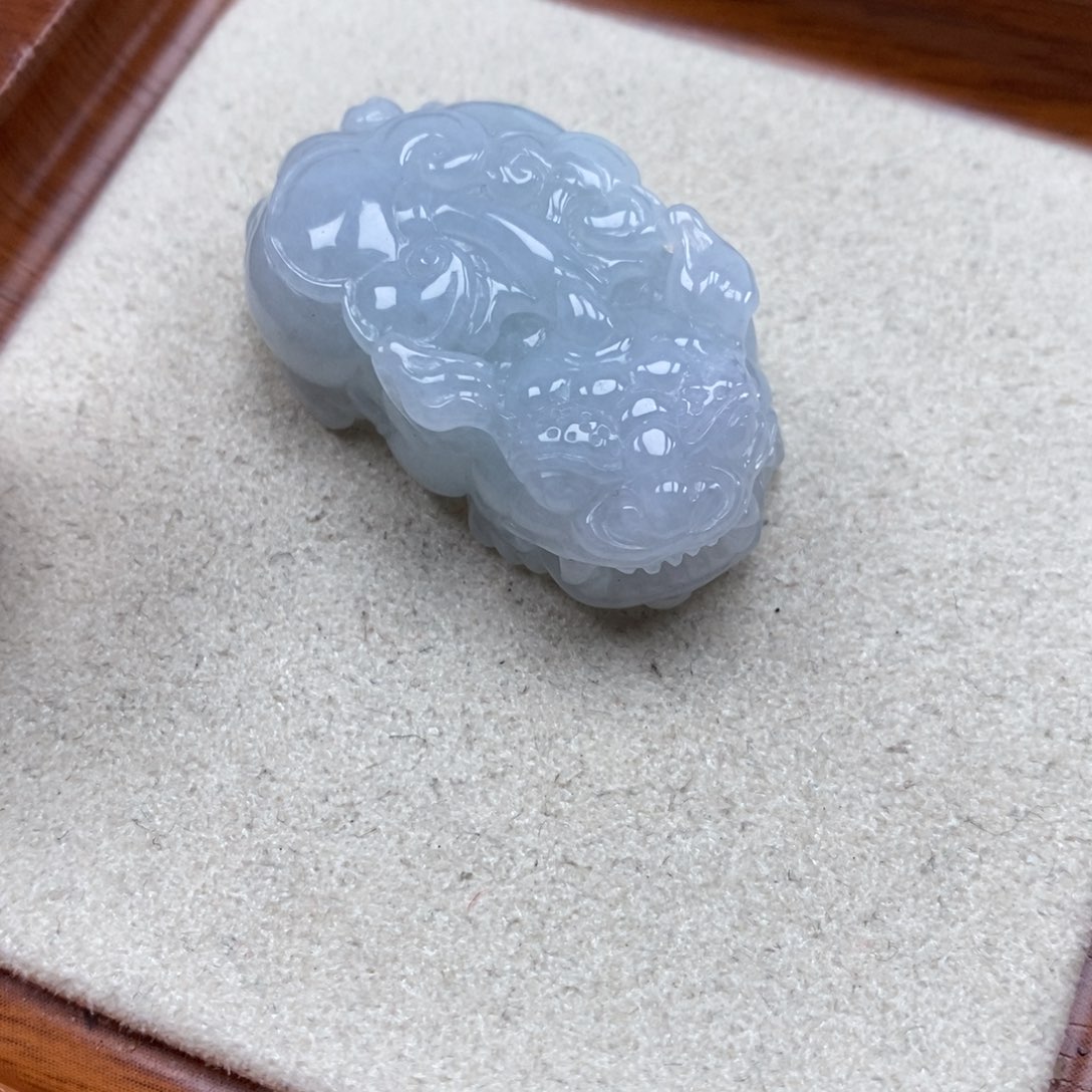 翡翠未镶嵌颈饰如意