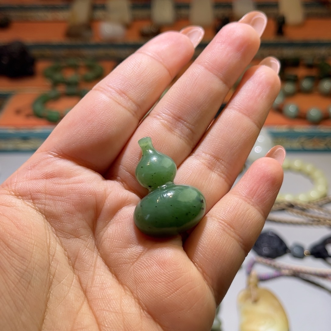 颈饰未镶嵌和田玉初*?