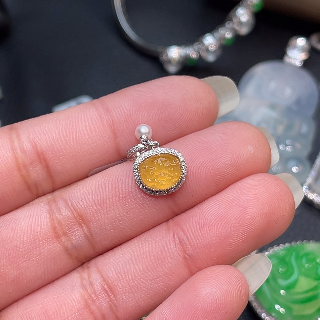 翡翠18K金镶嵌颈饰醒狮