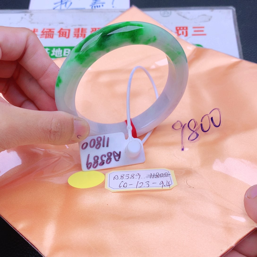 翡翠手镯未镶嵌我