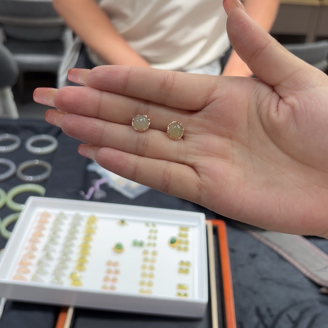 和田玉未镶嵌耳饰