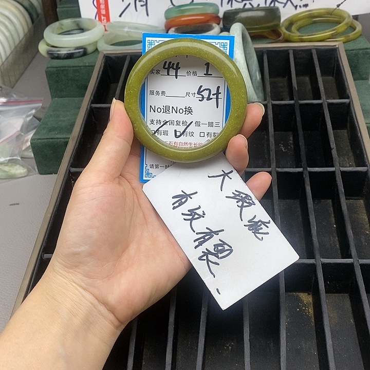 蛇纹石玉未镶嵌手镯