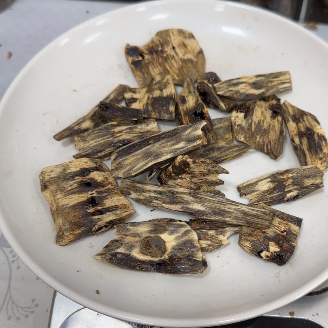 拓***计沉香沉香碎屑海南奇楠沉香漏油块料81克带1勾刀