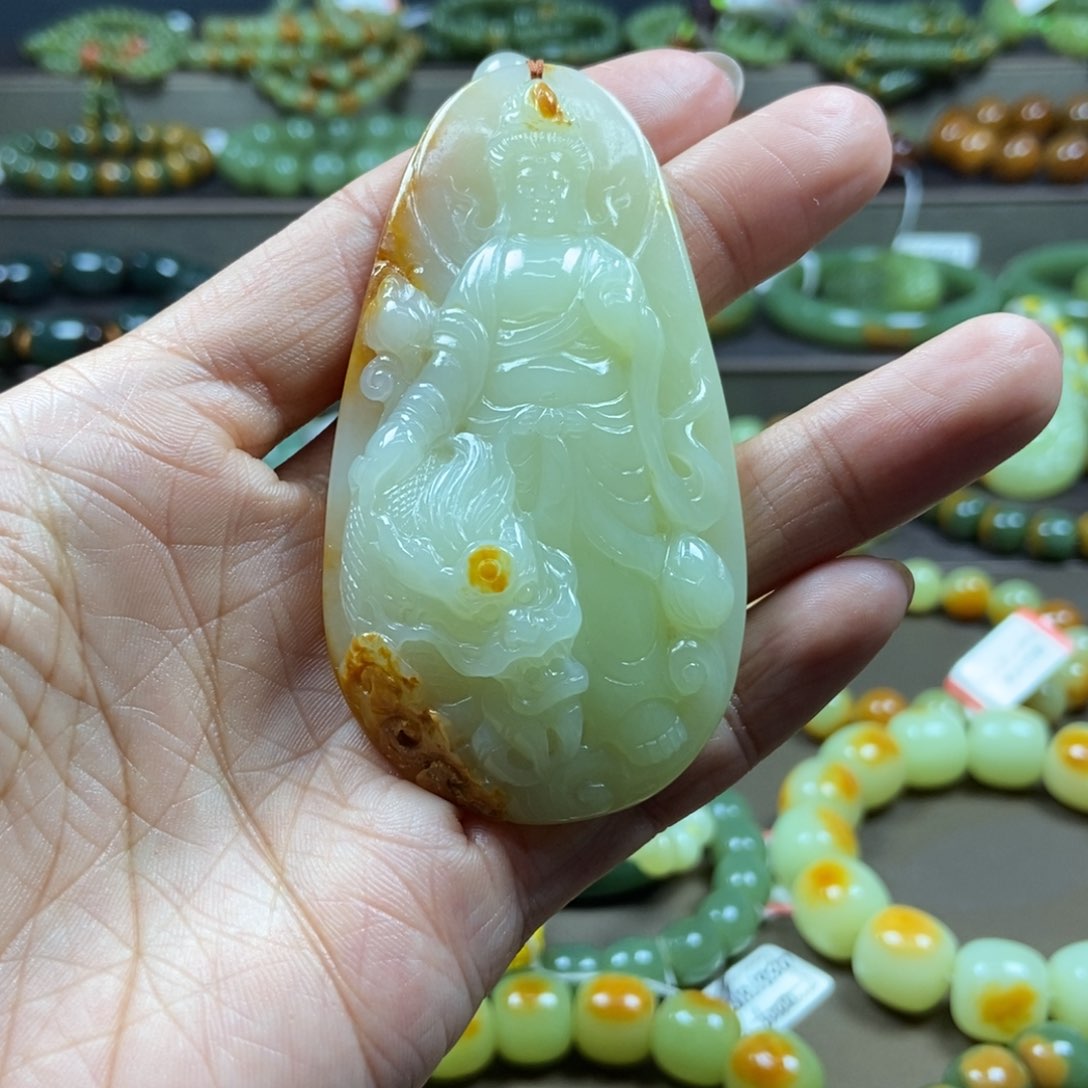 透闪石质玉未镶嵌颈饰越***?