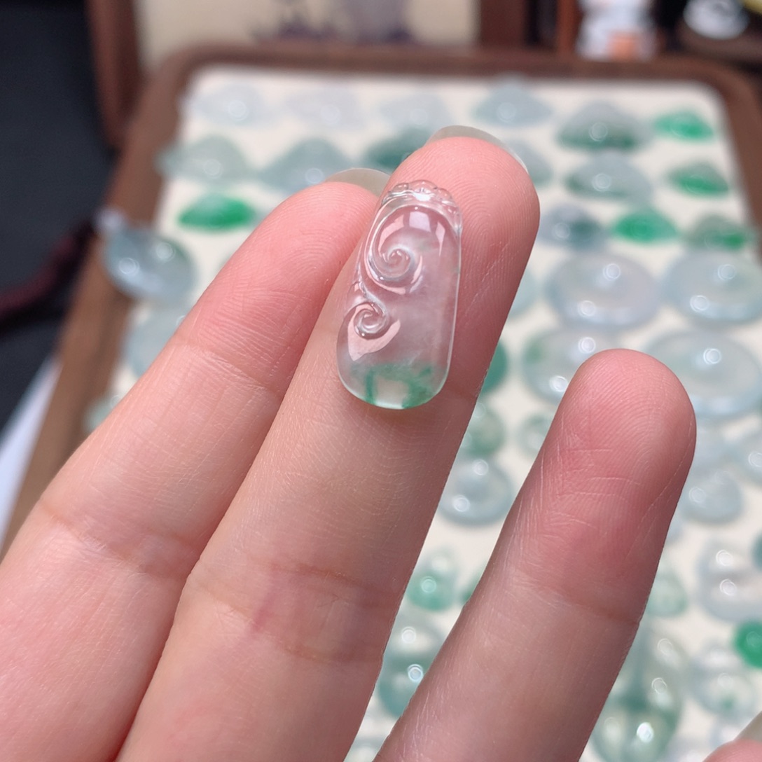 翡翠未镶嵌颈饰高冰飘花如意