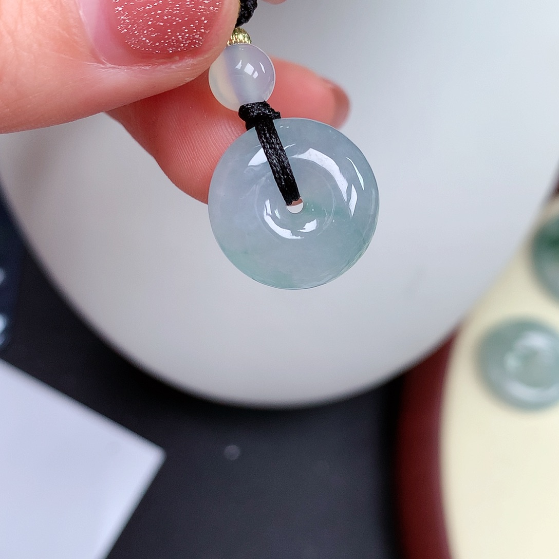 翡翠颈饰未镶嵌平安扣