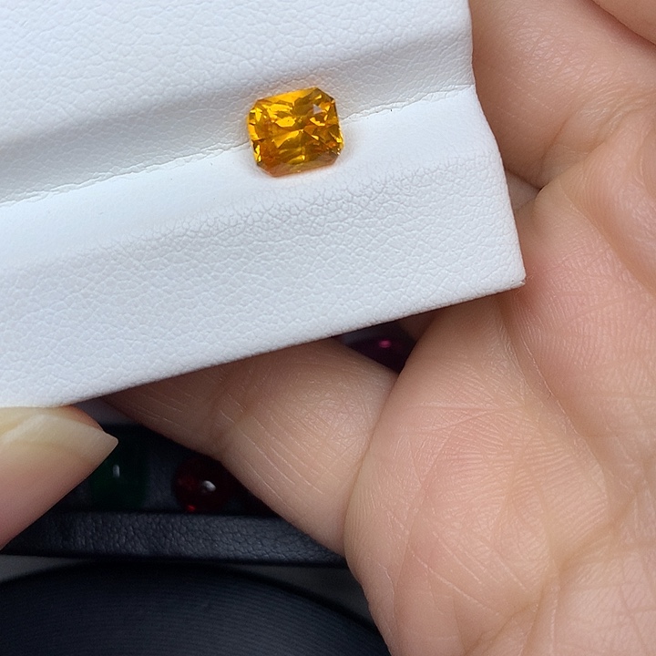 蓝宝石裸石1.94ct金黄色黄蓝宝吉尔德