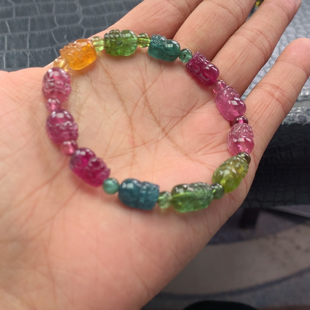 碧玺手链未镶嵌     7.8mm。  