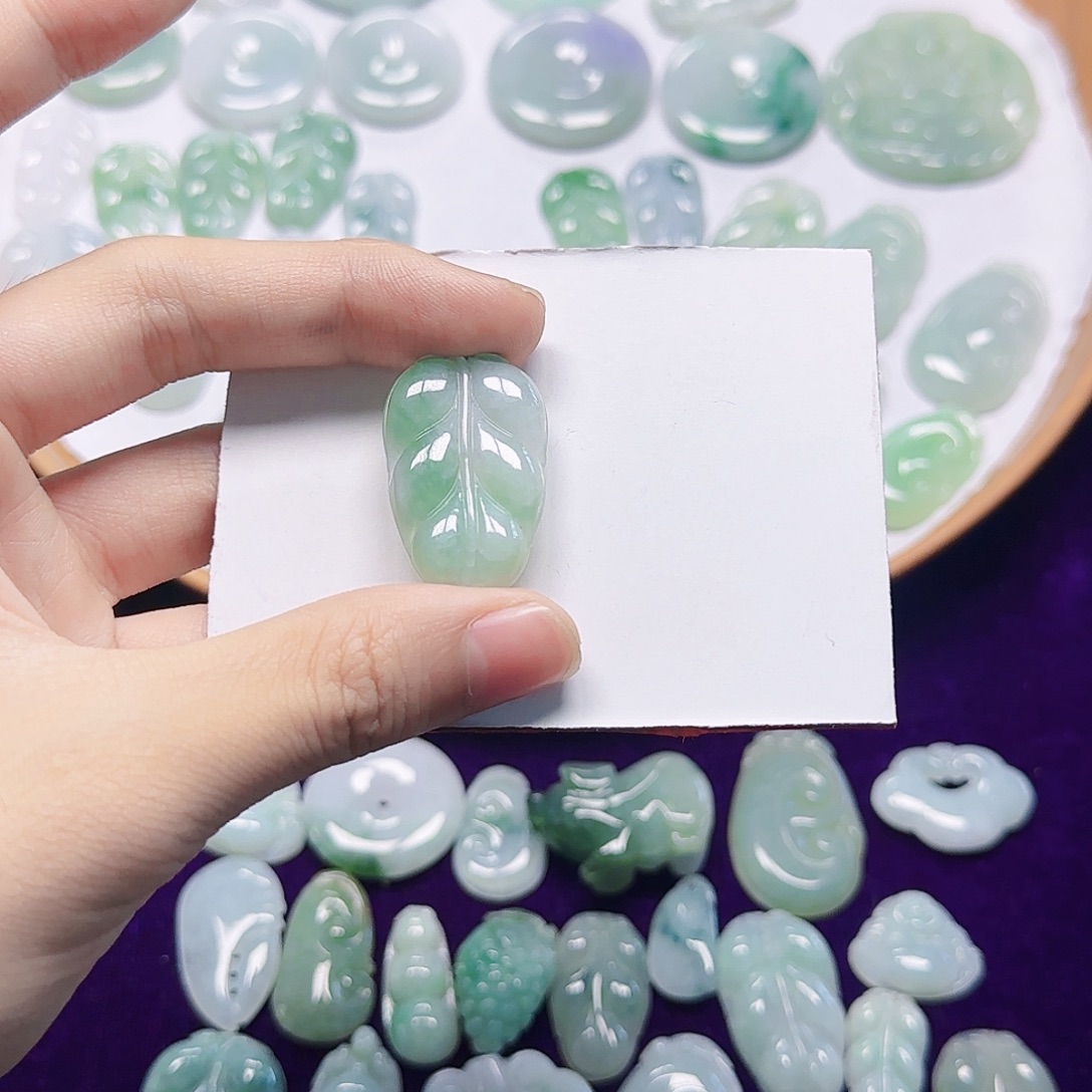 L***n翡翠未镶嵌颈饰翡翠