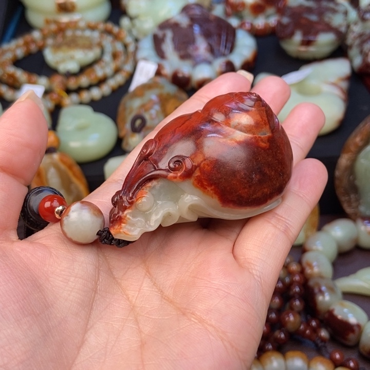 总***着岫岩河磨玉（透闪石质玉）未镶嵌把件