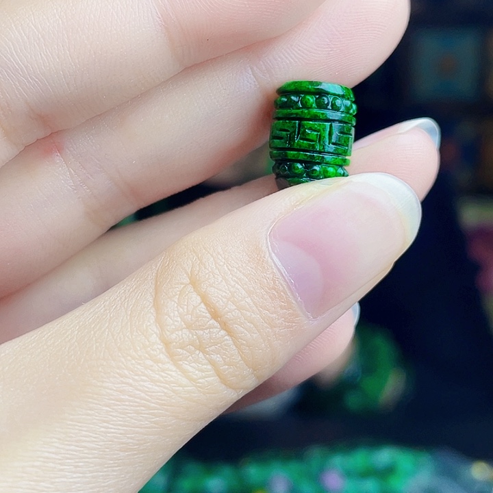 翡翠未镶嵌颈饰多样性