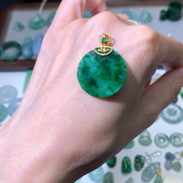 翡翠颈饰未镶嵌无事牌