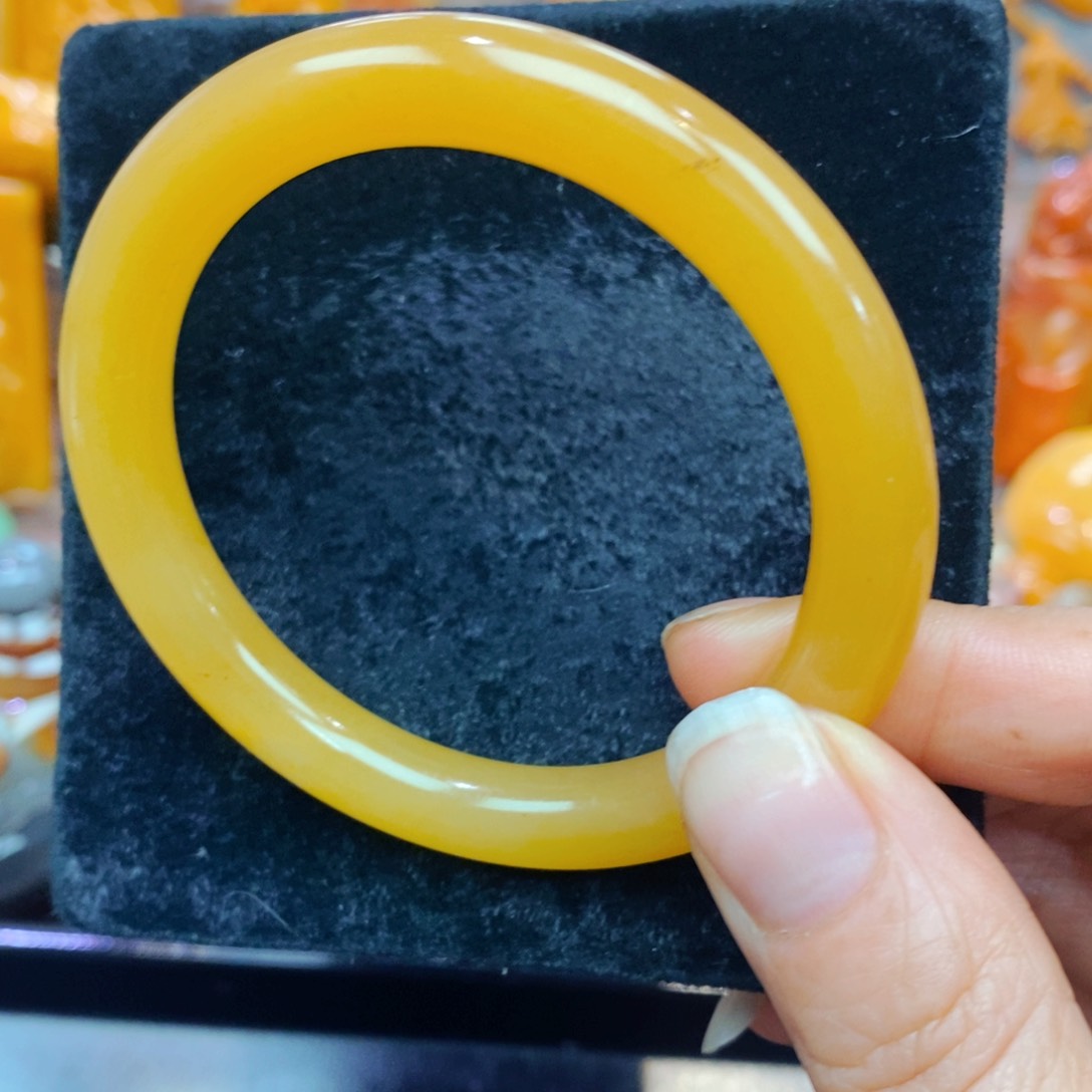 未镶嵌石英质玉（黄龙玉）颈饰