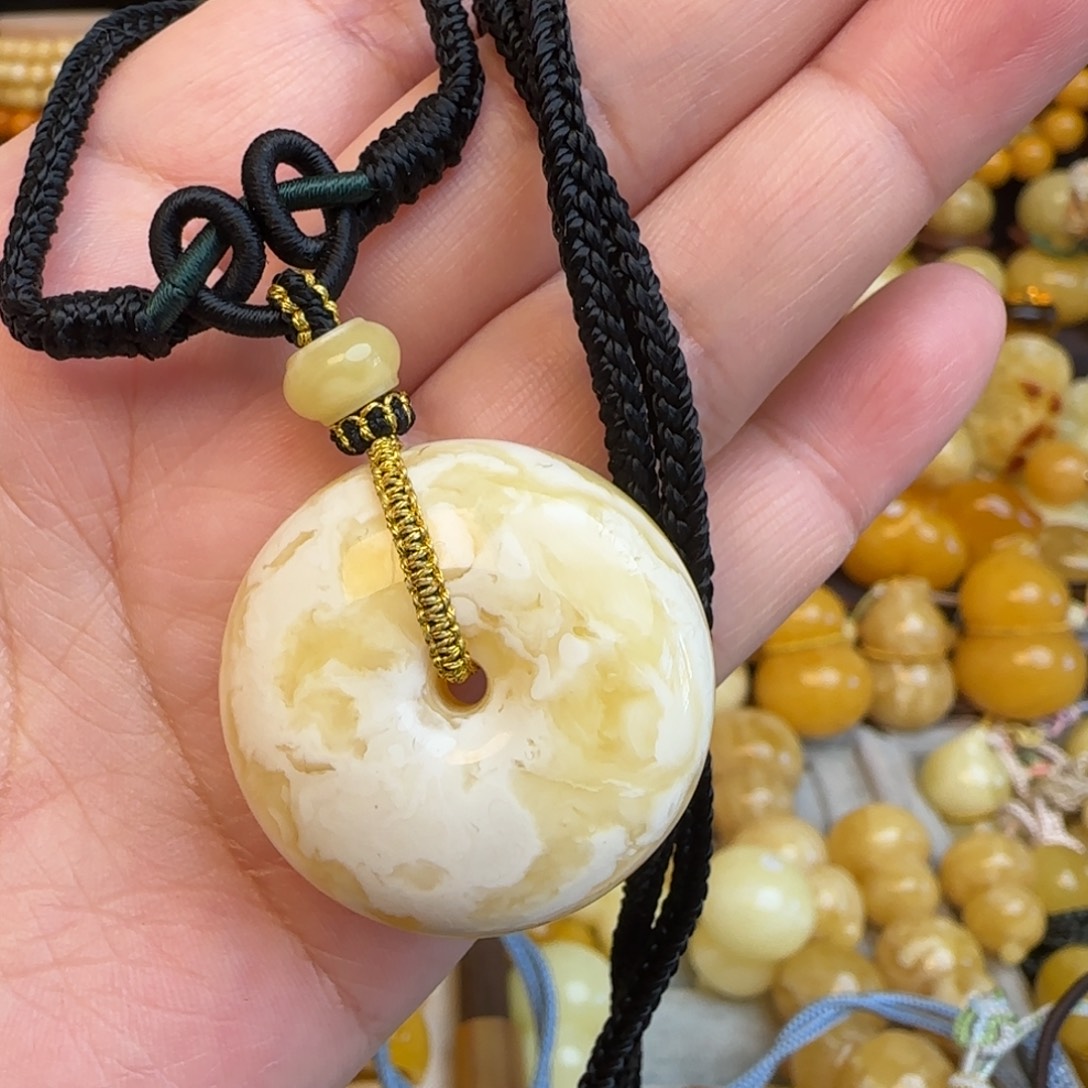 征***程琥珀未镶嵌套链蜜蜡平安扣