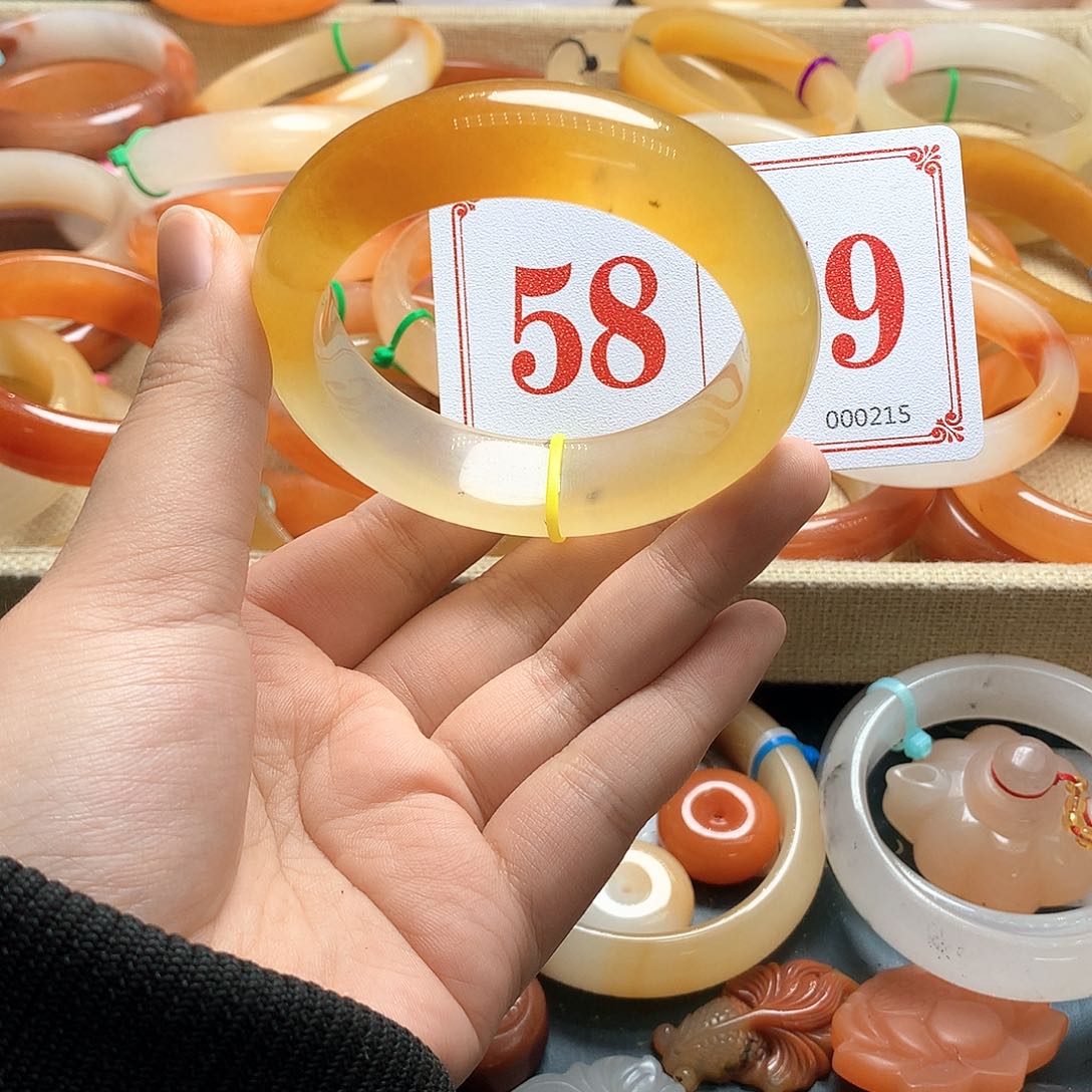 未镶嵌石英质玉（黄龙玉）手镯