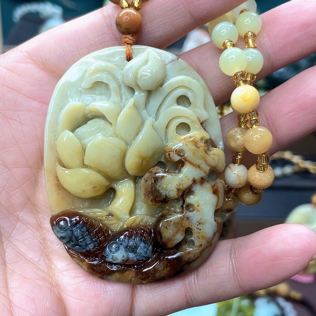 蛇纹石玉颈饰未镶嵌