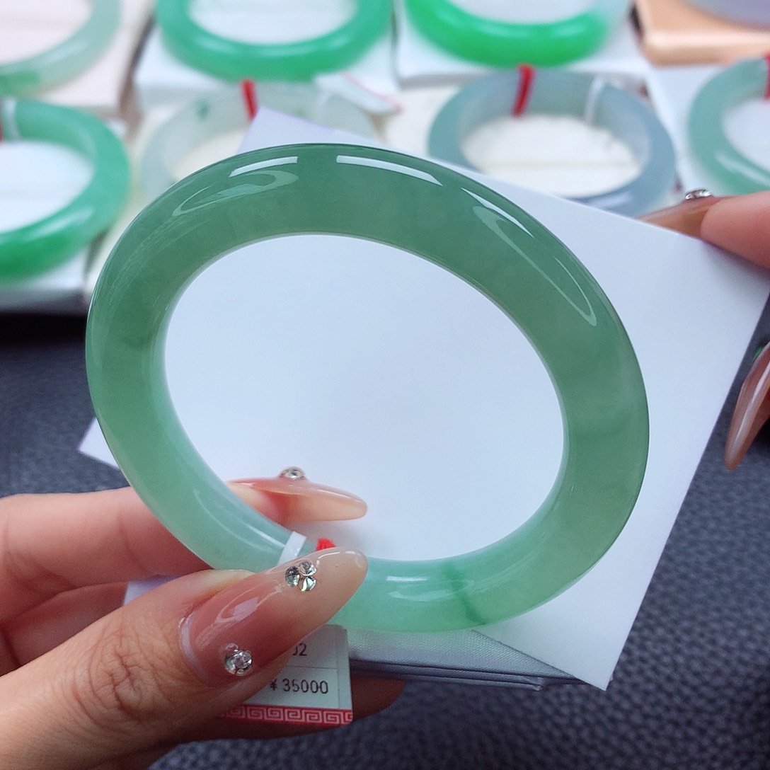 翡翠手镯未镶嵌53.54.55冰绿小胖圆 种色兼备