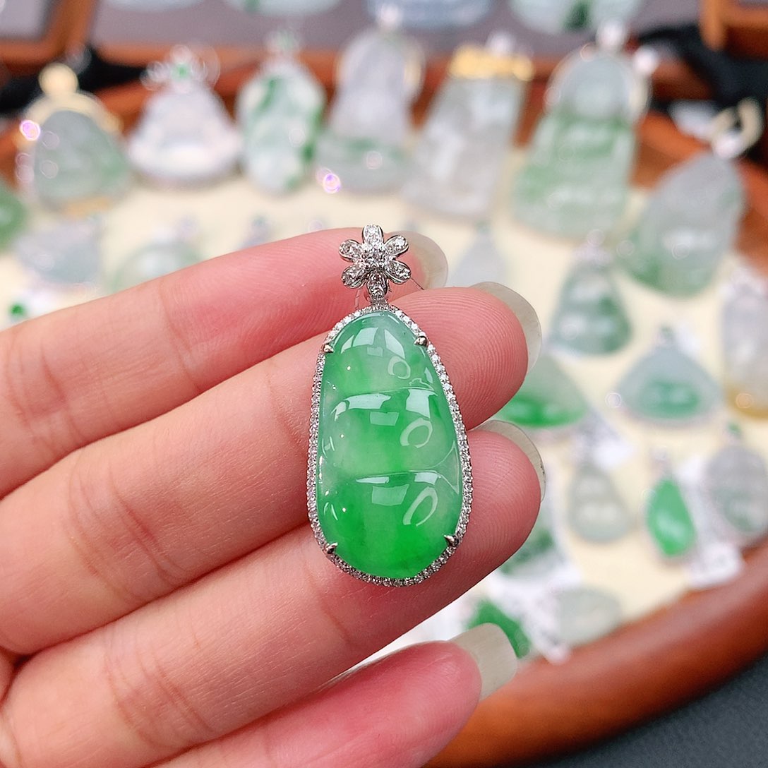 颈饰18K金镶嵌翡翠福豆