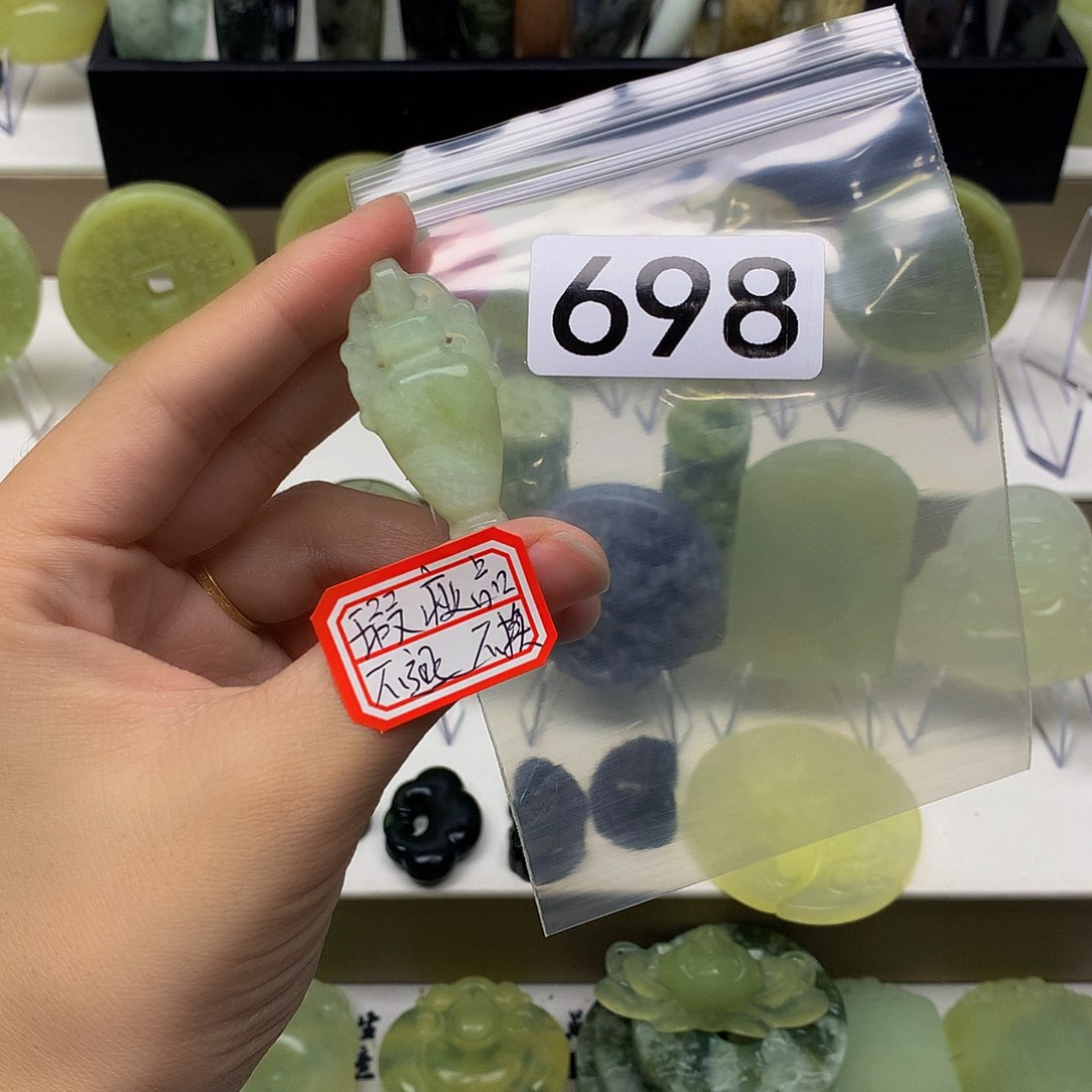 蛇纹石玉颈饰未镶嵌