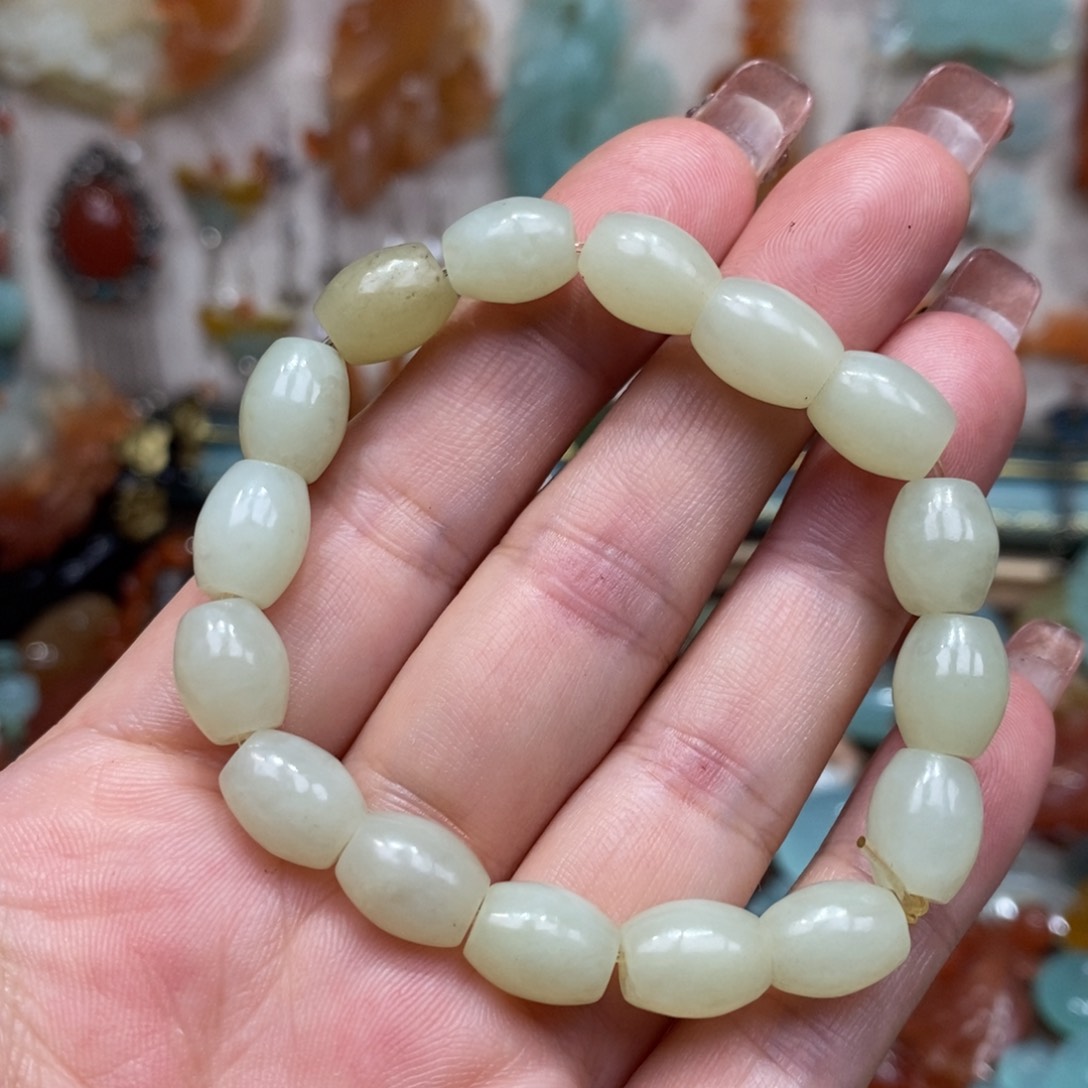 蛇纹石玉颈饰未镶嵌