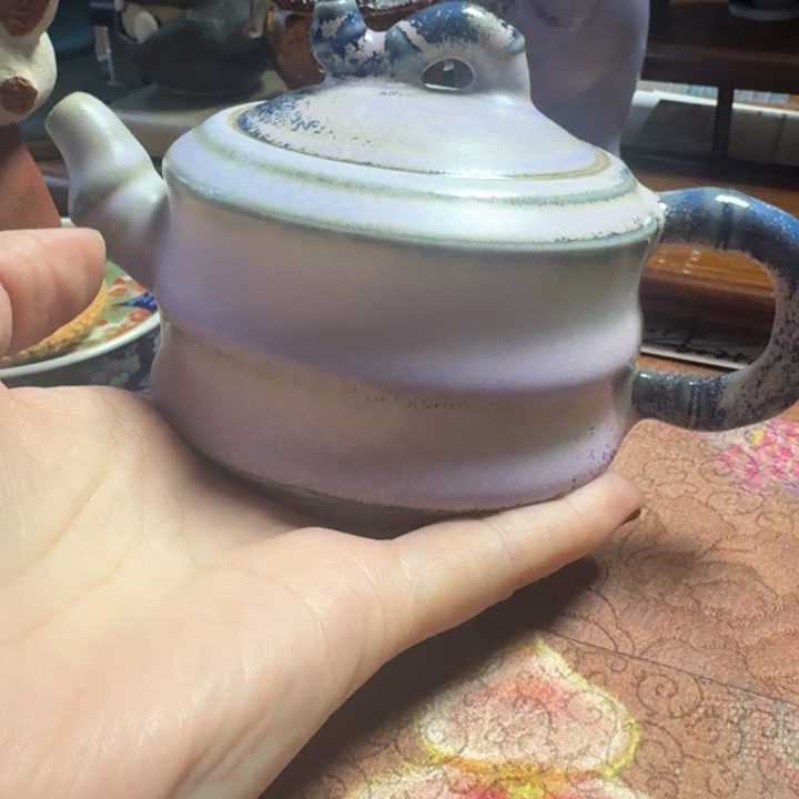 熠羽毛球的钧瓷壶