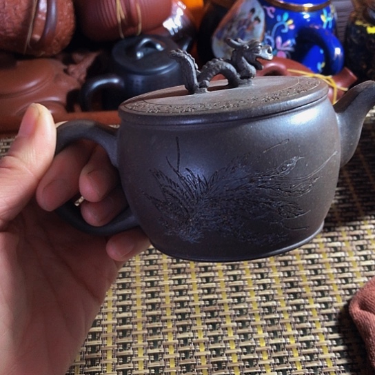 紫砂茶壶原矿泥料手工制作的紫砂壶。