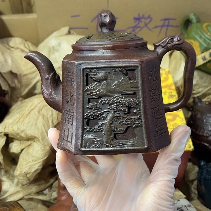 紫砂茶壶原矿泥料，手工制作的一把紫砂壶。