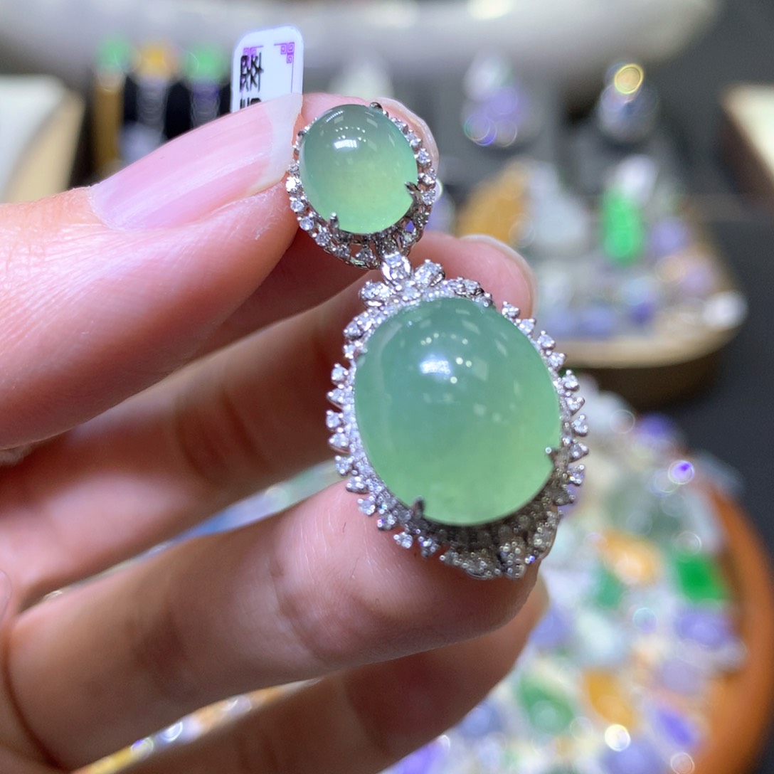 【闪购商品】翡翠颈饰18K金镶嵌翡翠吊坠项链