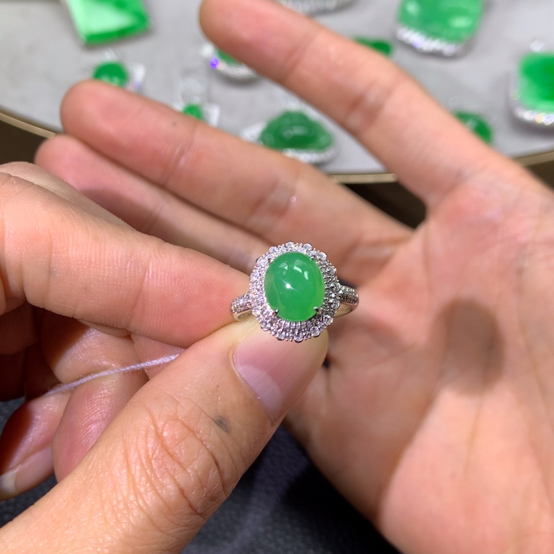 翡翠戒指18K金镶嵌翡翠