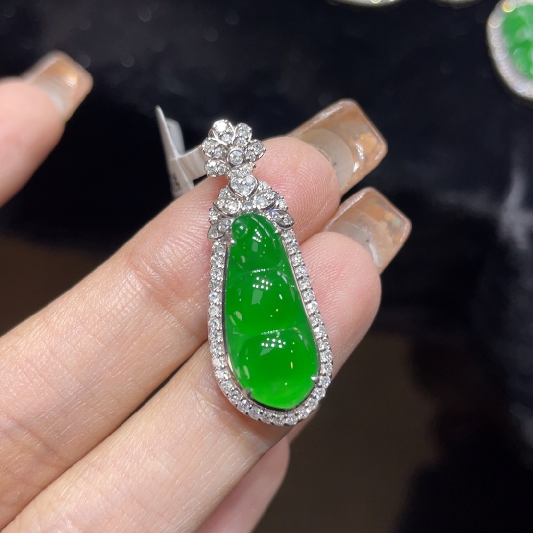 翡翠颈饰18K金镶嵌天然缅甸翡翠