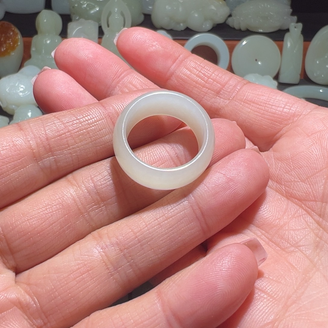 清***月和田玉未镶嵌颈饰