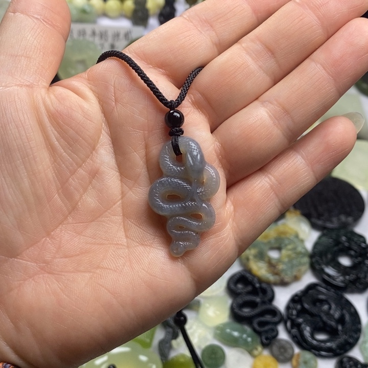 蛇纹石玉颈饰合金