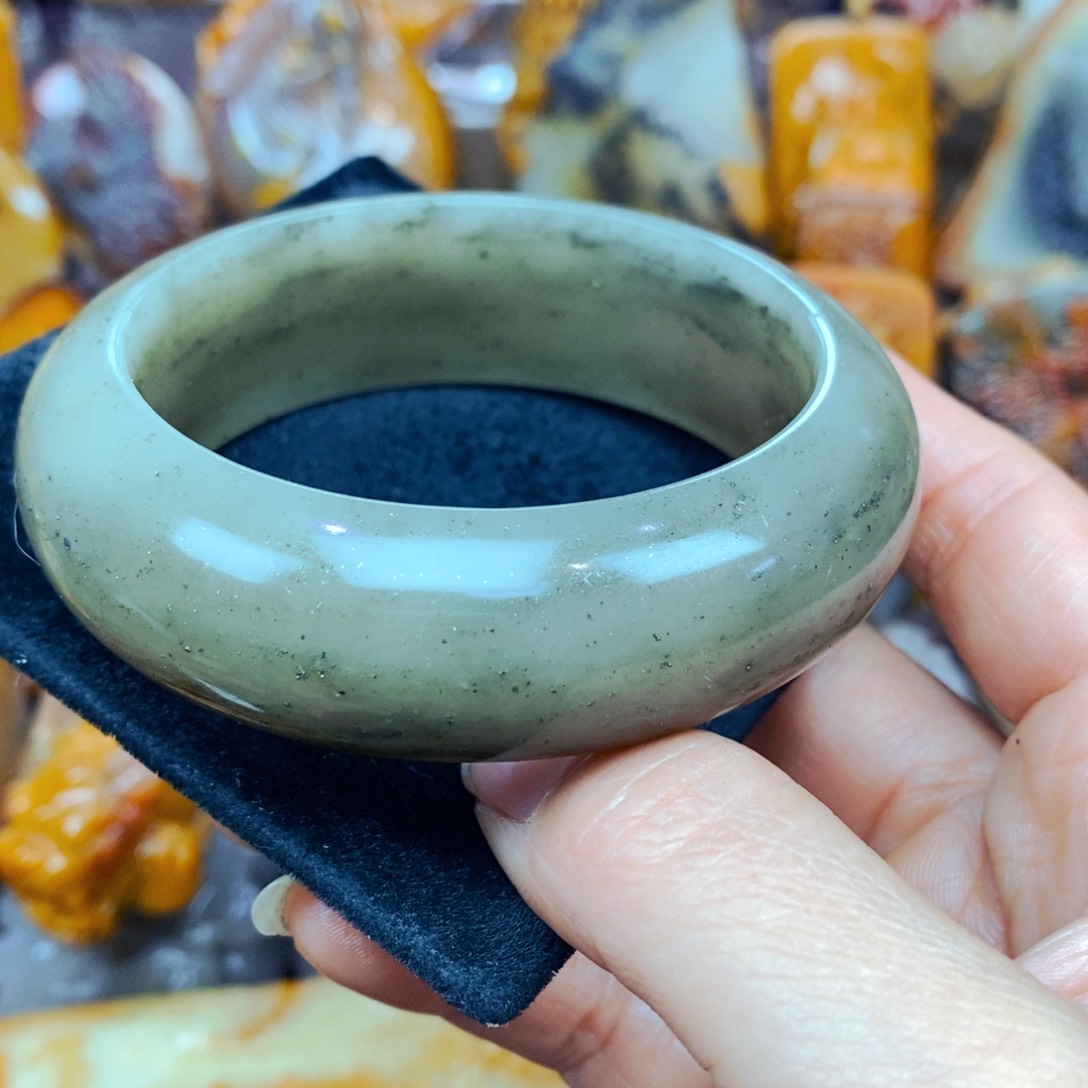 未镶嵌石英质玉（黄龙玉）颈饰